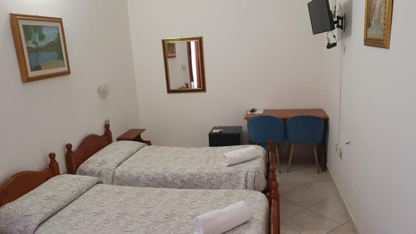 Camera Doppia con Letti Singoli